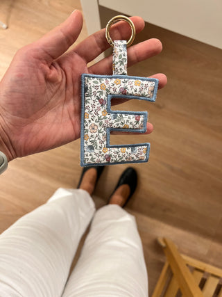 Llavero INICIAL Julieta marron